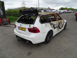 Vaurioauto  passenger cars BMW 3-serie Touring 320d 2011/10
