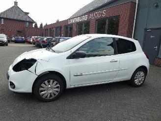 damaged passenger cars Renault Clio 1.2 Authentique AIRCO 55KW 2012/2