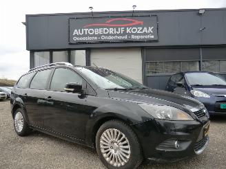 Voiture accidenté Ford Focus Wagon 1.8 Limited AIRCO PDC 2010/4
