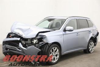 uszkodzony samochody ciężarowe Mitsubishi Outlander 2.0 16V PHEV 4x4 SUV  Elektrisch Benzine 1.998cc 89kW (121pk) 4x4 2012-12 (GGP2) 4B11 2013/12