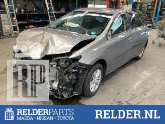 uszkodzony samochody osobowe Toyota Auris Auris (E18), Hatchback 5-drs, 2012 / 2019 1.8 16V Hybrid 2013/5