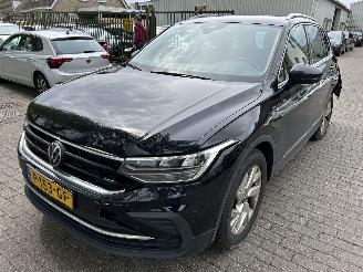 uszkodzony samochody osobowe Volkswagen Tiguan 1.5 TSI Life Business 2022/3