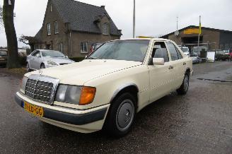 krockskadad bil auto Mercedes 200-300D 200 D 124 type sedan automaat 1991/1