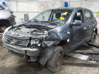 uszkodzony samochody osobowe Dacia Sandero Sandero Hatchback 1.2 16V (D4F-732) [55kW]  (11-2008/...) 2010/2