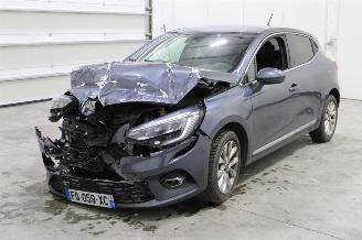 damaged passenger cars Renault Clio  2020/6