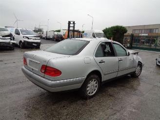 krockskadad bil auto Mercedes E-klasse  1998/11